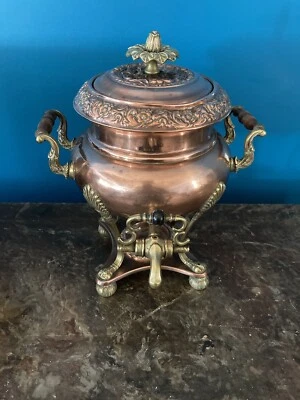 Elegante urna de chá artesanal do século XIX de cobre e latão fundido por volta de 1890 - Imagem 1 de 4