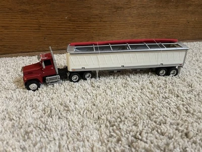 Camión Winross con remolque de volteo inferior Ertl, 1/64 Foto 1 de 4