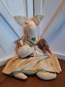 Muñeca de peluche de conejo primitivo/país/rústico sosteniendo zanahorias 13" de alto - Imagen 1 de 16