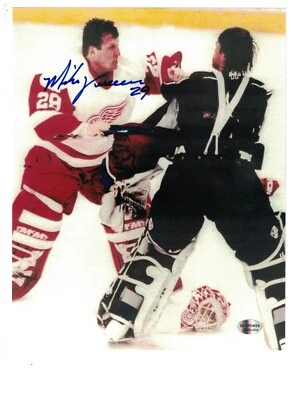 FOTO DE PELEA FIRMADA 8x10 autografiada de Mike Vernon y Patrick Roy Detroit Red Wings Foto 1 de 2