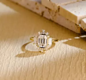 Anillo de compromiso con racimo de moissanita corte esmeralda anillo de boda de diseñador único para ella - Imagen 1 de 13