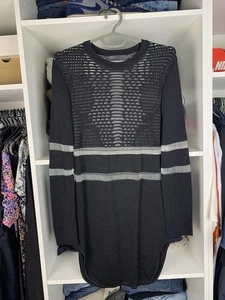 Top túnica manga larga Alexander Wang x H&M con patrón perforado hecho en Italia - Imagen 1 de 24