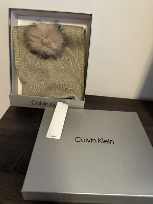 Calvin Klein nuevo conjunto de sombrero y bufanda de piel sintética a juego para mujer Foto 1 de 4