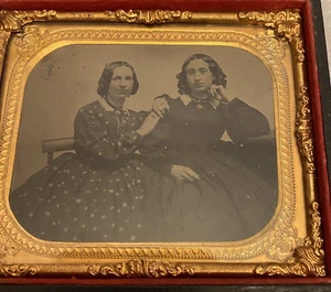 Antiguo Tintype Hermanas 2 Mujeres Era de la Guerra Civil Vestidos Rizos Sexto Plato en Estuche - Imagen 1 de 9