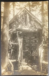 ECHTES FOTO RPPC PRIMITIVE KABINE HERGESTELLT MIT ZWEIGEN & SCHNEESCHUHEN ~ KÖNNEN ETIKETTEN AN DER TÜR - Bild 1 von 3