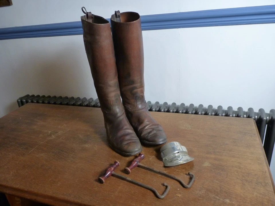 VINTAGE / ANTIQUE LAWRENCE & SONS LEATHER LONG /TALL HORSE RIDING BOOTS & HOOKS - Image 1 of 4