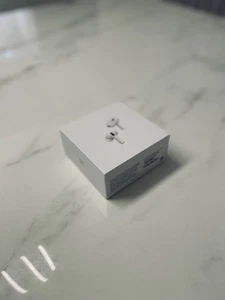 Apple AirPods Pro 2ème génération avec boîtier de charge sans fil MagSafe (USB-C) - Photo 1 sur 4
