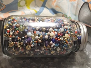 FAST 3 PFUND EINE GROSSE AUSWAHL AN MITTLEREN BIS KLEINEN PERLEN IM VOLLEN QUARTGLAS - Bild 1 von 2