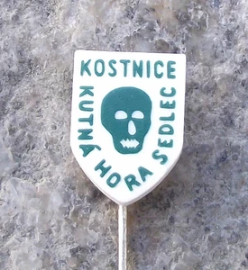 Distintivo spilla turista vintage Kostnice Sedlec osso scheletro chiesa teschio - Foto 1 di 8