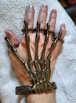 Pulsera de mano esqueleto de metal para disfraz de Halloween. Talla adulto. Foto 1 de 4