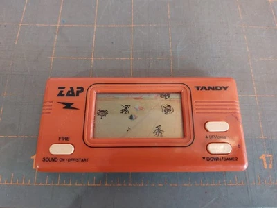 Juego electrónico Zap marca Tandy vintage tiene cubierta de batería astillada Foto 1 de 4