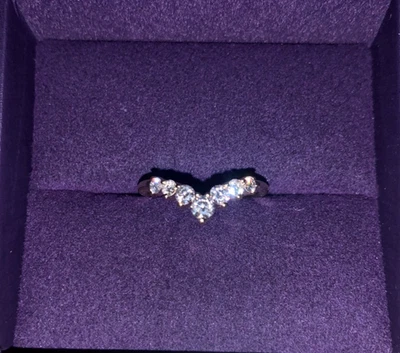 1/2 CT. T.W. Banda de aniversario Chevron de siete piedras graduadas con diamantes en oro de 14K Foto 1 de 4