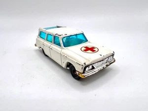 Nice 1964 HUSKY No 30 Studebaker Wagonaire Ambulance - Made In Great Britain - Picture 1 of 9