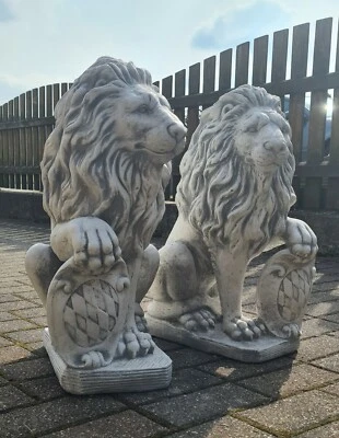 🔶 Steinfigur Löwenpaar mit Wappen 55 cm Löwe Skulptur Tierfiguren BLACKFORM - Bild 1 von 4