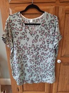 Top estilo boutique con estampado animal salvia Honeyme para mujer - talla mediana - Imagen 1 de 5