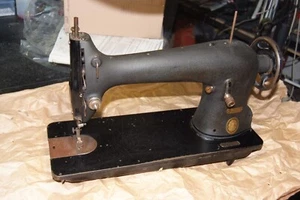 ANTICA MACCHINA DA CUCIRE SINGER 31M32 PER USO ORNAMENTALE DECO NON FUNZIONANTE - Foto 1 di 6