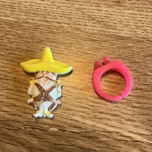 Rare Pink 1969 FRITOS PREMIUM PLASTIC RING FRITO BANDITO Some Damage See Photo - Bild 1 von 4