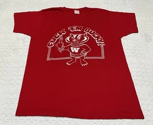 Camiseta Roja Vintage Años 70 Wisconsin Badger Fuk 'Em Bucky - Pequeña/Mediana - Imagen 1 de 8