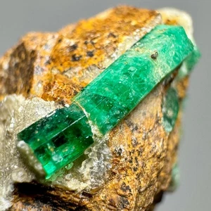 16 Carats Well Terminated Top Green Panjsher Emerald Crystals On Matrix @AFG - Picture 1 of 18
