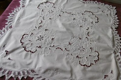 Superbe nappe avec DENTELLE belles BRODERIES florales et JOURS - Photo 1/4