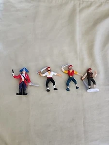 Lotto di 4 statuette giocattolo pirata pirati figura topper per torta giocattolo Cina piccolo 2-3 in A - Foto 1 di 13