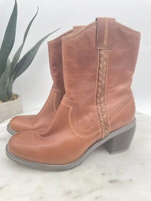 HUSH PUPPIES Chestnut Brown Leather Western Braided Round Toe Ankle Boots Sz 6 - Image 1 of 4