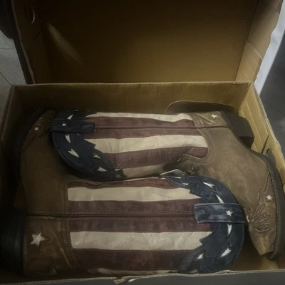 BOTA MUJER LAREDO LLAVES 12" ESTRELLAS Y RAYAS Y BRONCEADA 52165 6M Mediana NUEVA Foto 1 de 4