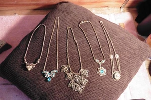 Set Vintage goldfarbenes Halsband Halsketten Fell de Lis Anhänger Türkis Stein Kunstperle - Bild 1 von 10