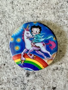 Vintage Betty Boop Einhorn Regenbogen Button Pin - Retro Cartoon Sammlerstück - Bild 1 von 4