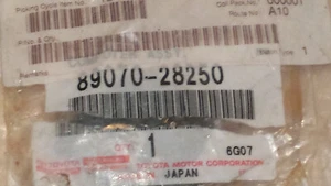 GENUINE ORIGINAL VINTAGE TOYOTA REMOTE KEY INTEGRATED 89070-28250 - Picture 1 of 1