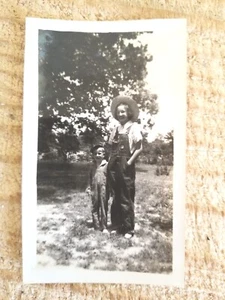 JUNGE UND MÄDCHEN MIT HUT, JUNI 1938.VTG 4,7" x 2,7" FOTO*SP7 - Bild 1 von 3