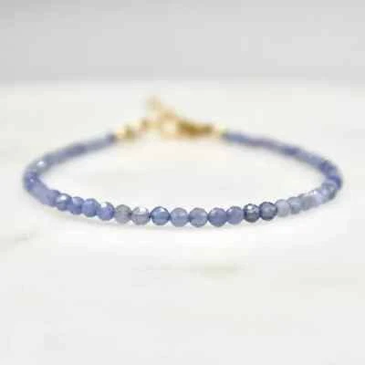 Brazalete de piedra de nacimiento minimalista curativa con cuentas pequeñas de tanzanita natural Foto 1 de 4