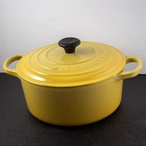 Le Creuset Yellow Enamel Dijon Cast Iron Dutch Oven Casserole 22 2.75 QT - Picture 1 of 7