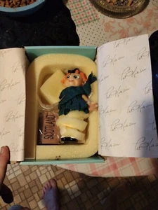 NUEVO 7 pulgadas TINY TUMMIES MINIATURA ESCOCESA RESINA MUÑECA PAT KOLESAR GREMIO DE DISEÑADORES  - Imagen 1 de 8