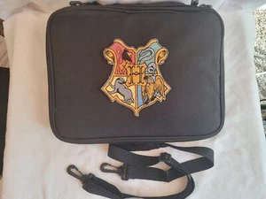 NU Stickerei Harry Potter Hogwarts Familie Wappen Pin Tasche Pin Trading Collections - Bild 1 von 10