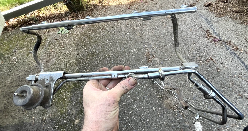 Carril de combustible 87-93 Ford Mustang 5.0 EFI + línea inferior + regulador de presión de soporte Foto 1 de 4