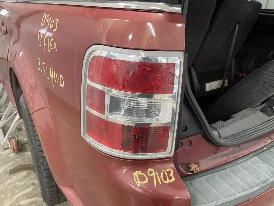 Used Left Tail Light Assembly fits: 2013 Ford Flex w/LED silver border trim Left - Imagem 1 de 4