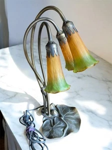 Vintage Tiffany Stil Lilie Pad Tischlampe 3-armig Milchglas orange Tulpenschirme - Bild 1 von 5