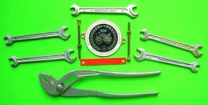 LOT Mercedes Benz RADIATOR BADGE + ADJUSTABLE PLIERS + 5 OPEN END WRENCHES Xlnt+ - Imagen 1 de 9