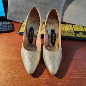 Vintage Thom McAnn Gold Metallic Fabric Pumps Sz US11.5/275 PreLoved Defect - Picture 1 of 7