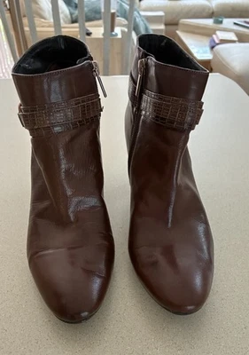 Botines Bandolino Mujer Cuero Marrón 7.5M Tacón Bloque Cremallera Correa Cocodrilo Foto 1 de 4