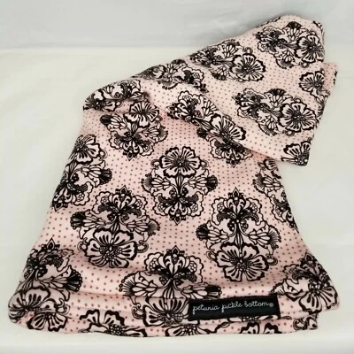 Eslinga de estancia con fondo de pepinillo de petunia pequeña de algodón orgánico rosa parisino usada en excelente estado Foto 1 de 4