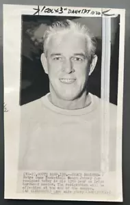 1964 COACH JOHNNY JORDAN EXITS NOTRE DAME FIGHTING IRISH BASKETBALL PRESS PHOTO - Picture 1 of 2