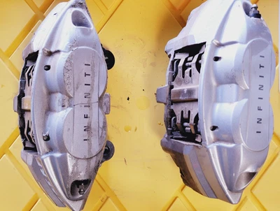 Pinzas de freno delanteras Infiniti Q50 2014-2020 gris Akebono Foto 1 de 4