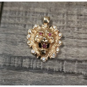 Gold colored lion pendant with rhinestone embellishments Pre-owned beautiful  - Picture 1 of 3