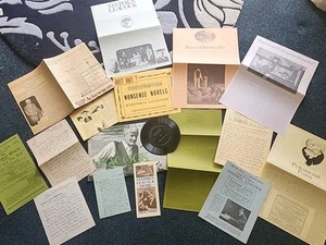 Collection of Pieces of Stephen Leacock Printed ephemera In Pictorial Folder... - Foto 1 di 11