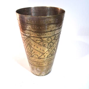 Vaso Lassi vintage de latón con diseño en relieve #1 - Imagen 1 de 5