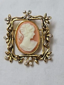 Broche camafeo AAi, prendedor de abrigo marco cuadrado tono dorado cristales góticos victorianos de 1,5" - Imagen 1 de 6