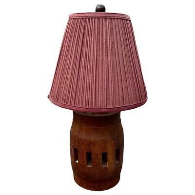 Lámpara de mesa rústica con cubo de rueda de vagón de cabina 24" H Foto 1 de 4