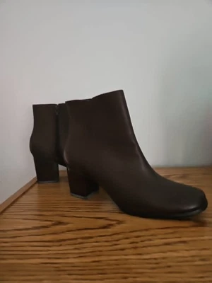 Botas de tornozelo femininas St John's Bay, tamanho 7M, marrom com zíper - Imagem 1 de 4